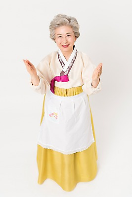 포토 JPG 스튜디오촬영 전신 한국전통 전통 여자 명절 노년 할머니 모션 팔벌리기 실내 한명 서기 웃음 손짓 앞모습 하이앵글 설날 추석 앞치마 한국인 60대 한복 노인여자한명만 국내포토 1 기념일 뷰포인트 한국 표정 사람 동양인 성인 내부 전통의상 여자한명만 노인여자만 파일형식