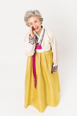 포토 JPG 스튜디오촬영 전신 한국전통 전통 여자 명절 노년 할머니 모션 실내 한명 서기 웃음 손짓 앞모습 하이앵글 외침 한국인 60대 한복 노인여자한명만 국내포토 1 기념일 뷰포인트 한국 표정 사람 동양인 성인 내부 소리 전통의상 여자한명만 노인여자만 파일형식