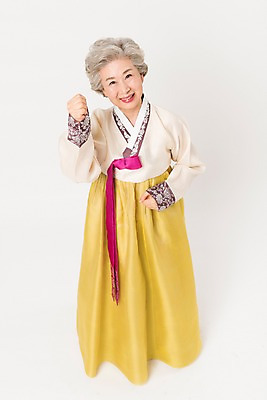 포토 JPG 스튜디오촬영 전신 한국전통 전통 여자 명절 노년 할머니 모션 실내 한명 서기 웃음 손짓 앞모습 하이앵글 파이팅 한국인 60대 한복 노인여자한명만 국내포토 1 기념일 뷰포인트 한국 표정 사람 동양인 성인 내부 전통의상 여자한명만 노인여자만 파일형식