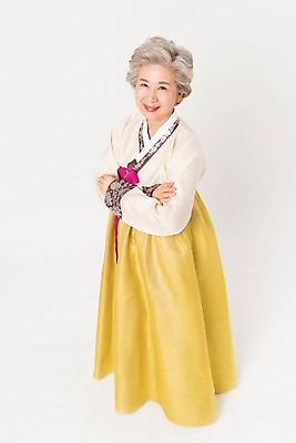 포토 JPG 스튜디오촬영 전신 한국전통 전통 여자 명절 노년 할머니 모션 실내 한명 서기 웃음 손짓 앞모습 하이앵글 팔짱 한국인 60대 한복 노인여자한명만 국내포토 1 기념일 뷰포인트 한국 표정 사람 동양인 성인 내부 전통의상 여자한명만 노인여자만 파일형식