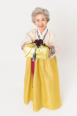 포토 JPG 스튜디오촬영 전신 한국전통 전통 여자 명절 노년 할머니 모션 실내 선물 한명 서기 웃음 들기 앞모습 하이앵글 설날 추석 한국인 60대 한복 주기 감사 추석선물 노인여자한명만 설선물 국내포토 1 기념일 감정 뷰포인트 한국 표정 사람 동양인 성인 내부 전통의상 여자한명만 노인여자만 파일형식 명절선물