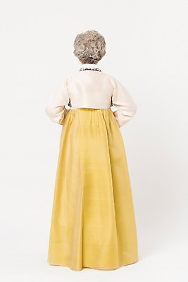 포토 JPG 스튜디오촬영 전신 한국전통 전통 여자 노년 할머니 모션 실내 한명 서기 뒷모습 한국인 60대 한복 손모으기 노인여자한명만 국내포토 1 뷰포인트 한국 사람 동양인 손짓 성인 내부 전통의상 여자한명만 노인여자만 파일형식