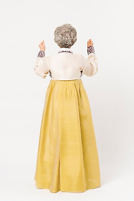 포토 JPG 스튜디오촬영 전신 한국전통 전통 여자 명절 노년 할머니 모션 실내 한명 서기 손짓 뒷모습 파이팅 한국인 60대 한복 노인여자한명만 국내포토 1 기념일 뷰포인트 한국 사람 동양인 성인 내부 전통의상 여자한명만 노인여자만 파일형식