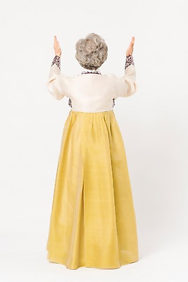 포토 JPG 스튜디오촬영 전신 한국전통 전통 여자 명절 노년 할머니 모션 팔벌리기 실내 한명 서기 손짓 뒷모습 한국인 60대 한복 노인여자한명만 국내포토 1 기념일 뷰포인트 한국 사람 동양인 성인 내부 전통의상 여자한명만 노인여자만 파일형식