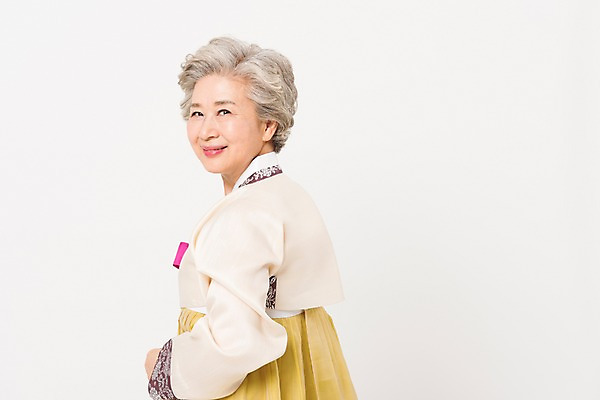 포토 JPG 스튜디오촬영 한국전통 전통 여자 노년 할머니 모션 실내 한명 서기 웃음 상반신 옆모습 한국인 뒤돌아보기 60대 한복 노인여자한명만 국내포토 1 뷰포인트 한국 표정 사람 동양인 성인 내부 전통의상 여자한명만 노인여자만 파일형식