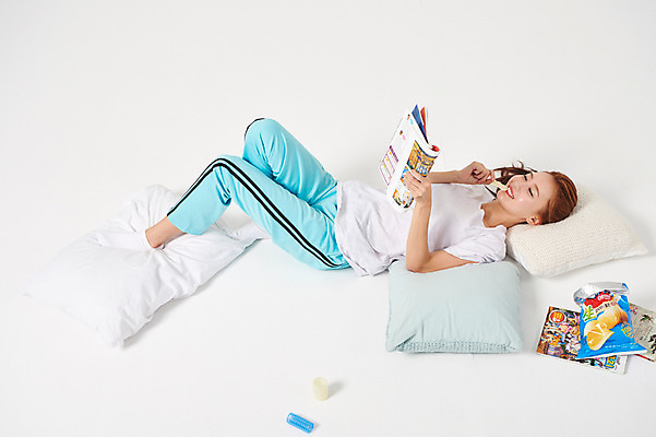 포토 JPG 스튜디오촬영 전신 우먼라이프 응시 여자 포즈 쿠션 베개 실내 한명 미소 누끼 사람 20대 성인 옆모습 운동복 청춘 눕기 과자 한국인 실업자 실업 먹기 청년실업 취업준비생 헤어롤 게으름 만화책 싱글라이프 성인여자한명만 국내포토 1 라이프스타일 시선 옷 뷰포인트 컨셉 비즈니스 침구 모션 디저트 표정 동양인 청년 내부 책 구직 미용용품 사회이슈 여자한명만 성인여자만 파일형식