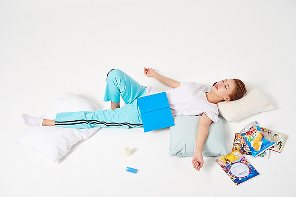 포토 JPG 스튜디오촬영 전신 우먼라이프 여자 포즈 쿠션 베개 실내 한명 누끼 사람 20대 성인 옆모습 책 운동복 청춘 눕기 과자 한국인 잠 실업자 실업 청년실업 취업준비생 헤어롤 게으름 만화책 싱글라이프 성인여자한명만 국내포토 1 라이프스타일 옷 뷰포인트 컨셉 비즈니스 침구 모션 디저트 동양인 청년 내부 구직 미용용품 사회이슈 여자한명만 성인여자만 파일형식