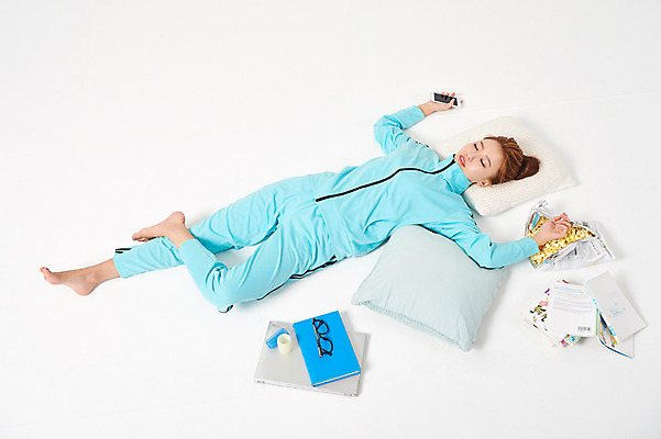 포토 JPG 스튜디오촬영 전신 우먼라이프 여자 안경 포즈 쿠션 실내 한명 누끼 사람 20대 성인 앞모습 노트북 스마트폰 운동복 청춘 눕기 과자 한국인 잠 실업자 실업 청년실업 취업준비생 헤어롤 게으름 책더미 싱글라이프 성인여자한명만 국내포토 1 라이프스타일 잡화 옷 뷰포인트 컨셉 비즈니스 모션 디저트 동양인 청년 내부 책 전자제품 핸드폰 스마트기기 구직 미용용품 사회이슈 무더기 여자한명만 성인여자만 파일형식