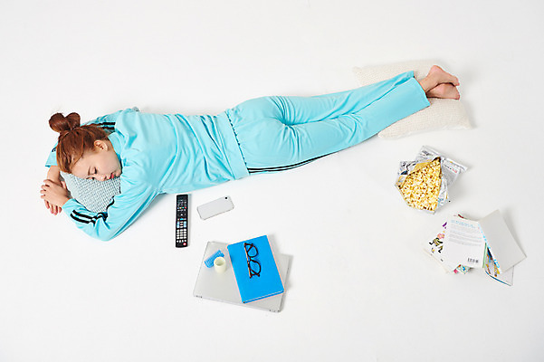 포토 JPG 스튜디오촬영 전신 우먼라이프 여자 안경 엎드리기 포즈 쿠션 실내 한명 누끼 사람 20대 성인 옆모습 노트북 스마트폰 운동복 청춘 과자 한국인 잠 리모컨 실업자 실업 청년실업 취업준비생 헤어롤 게으름 책더미 싱글라이프 성인여자한명만 국내포토 1 라이프스타일 잡화 옷 뷰포인트 컨셉 비즈니스 모션 디저트 동양인 청년 내부 책 전자제품 핸드폰 스마트기기 구직 미용용품 사회이슈 무더기 여자한명만 성인여자만 파일형식