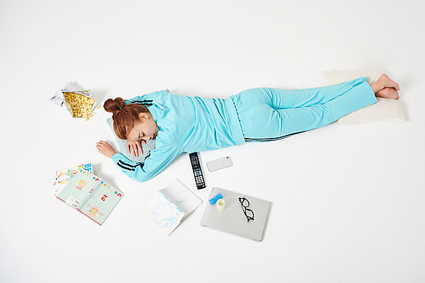 포토 JPG 스튜디오촬영 전신 우먼라이프 여자 안경 엎드리기 포즈 쿠션 실내 한명 누끼 사람 20대 성인 옆모습 노트북 스마트폰 운동복 청춘 과자 한국인 잠 리모컨 실업자 실업 청년실업 취업준비생 헤어롤 게으름 책더미 싱글라이프 성인여자한명만 국내포토 1 라이프스타일 잡화 옷 뷰포인트 컨셉 비즈니스 모션 디저트 동양인 청년 내부 책 전자제품 핸드폰 스마트기기 구직 미용용품 사회이슈 무더기 여자한명만 성인여자만 파일형식