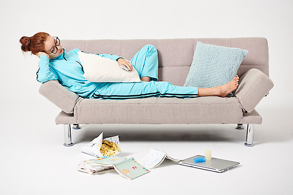 포토 JPG 스튜디오촬영 전신 우먼라이프 여자 포즈 쿠션 실내 피곤 한명 들기 누끼 사람 20대 성인 옆모습 노트북 스마트폰 운동복 청춘 소파 눕기 과자 한국인 잠 실업자 실업 청년실업 취업준비생 헤어롤 게으름 책더미 싱글라이프 성인여자한명만 안경낌 국내포토 1 라이프스타일 옷 안경 뷰포인트 컨셉 의자 비즈니스 모션 디저트 동양인 청년 내부 책 전자제품 핸드폰 스마트기기 구직 미용용품 사회이슈 무더기 여자한명만 성인여자만 파일형식