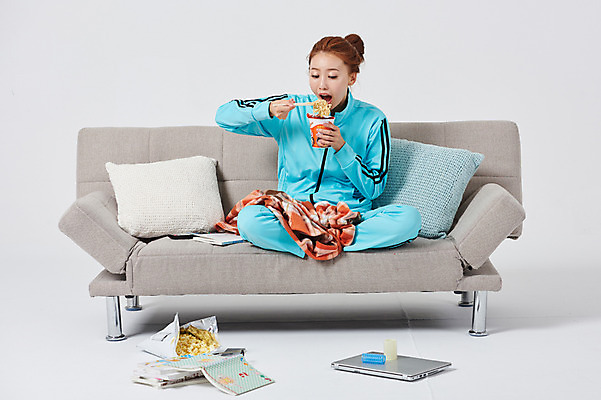 포토 JPG 스튜디오촬영 전신 우먼라이프 여자 포즈 쿠션 실내 한명 누끼 앉기 20대 성인 앞모습 노트북 운동복 청춘 소파 과자 한국인 담요 실업자 실업 먹기 청년실업 취업준비생 헤어롤 게으름 책더미 컵라면 싱글라이프 성인여자한명만 혼족 국내포토 1 라이프스타일 옷 뷰포인트 컨셉 의자 비즈니스 모션 디저트 사람 동양인 청년 내부 책 전자제품 구직 미용용품 라면 사회이슈 무더기 여자한명만 성인여자만 파일형식