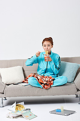 포토 JPG 스튜디오촬영 전신 우먼라이프 여자 포즈 쿠션 실내 한명 누끼 사람 앉기 20대 성인 앞모습 노트북 운동복 청춘 소파 과자 한국인 담요 실업자 실업 먹기 청년실업 취업준비생 헤어롤 게으름 책더미 컵라면 싱글라이프 성인여자한명만 혼족 국내포토 1 라이프스타일 옷 뷰포인트 컨셉 의자 비즈니스 모션 디저트 동양인 청년 내부 책 전자제품 구직 미용용품 라면 사회이슈 무더기 여자한명만 성인여자만 파일형식