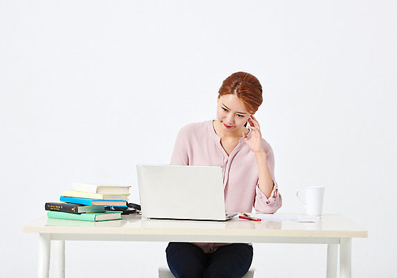 포토 JPG 스튜디오촬영 우먼라이프 응시 여자 포즈 생각 실내 한명 누끼 사람 앉기 상반신 20대 성인 앞모습 책 노트북 청춘 한국인 머그컵 구직 책상 고민 취업준비생 빨간펜 책더미 싱글라이프 성인여자한명만 국내포토 1 라이프스타일 시선 감정 뷰포인트 가구 컨셉 모션 동양인 청년 내부 컵 전자제품 펜 무더기 여자한명만 성인여자만 파일형식