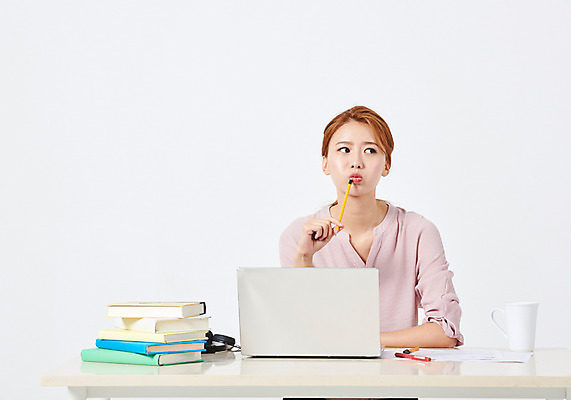 포토 JPG 스튜디오촬영 우먼라이프 여자 포즈 생각 실내 한명 들기 누끼 사람 앉기 상반신 20대 성인 앞모습 책 노트북 청춘 연필 헤드셋 한국인 머그컵 구직 책상 고민 취업준비생 책더미 싱글라이프 성인여자한명만 국내포토 1 라이프스타일 감정 뷰포인트 음향기기 가구 컨셉 모션 학용품 동양인 청년 내부 컵 전자제품 필기구 헤드폰 무더기 여자한명만 성인여자만 파일형식