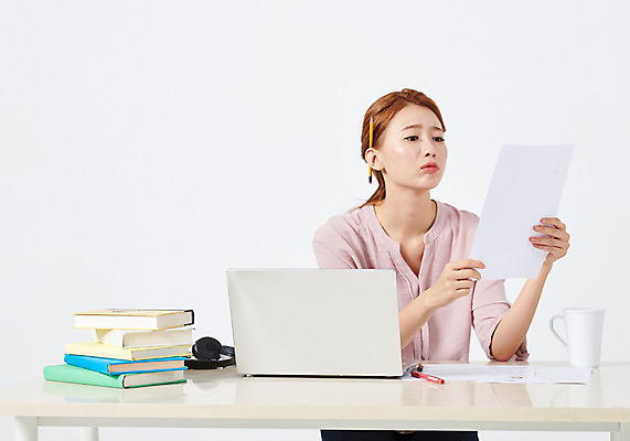 포토 JPG 스튜디오촬영 우먼라이프 응시 여자 포즈 생각 실내 한명 들기 누끼 사람 앉기 상반신 20대 성인 앞모습 책 노트북 청춘 연필 헤드셋 한국인 머그컵 구직 책상 고민 문서 취업준비생 이력서 책더미 싱글라이프 성인여자한명만 국내포토 1 라이프스타일 시선 감정 뷰포인트 음향기기 가구 컨셉 모션 학용품 동양인 청년 내부 컵 전자제품 필기구 헤드폰 무더기 여자한명만 성인여자만 파일형식