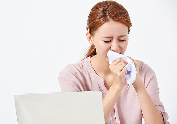 포토 JPG 스튜디오촬영 우먼라이프 여자 포즈 실내 한명 누끼 사람 앉기 상반신 20대 성인 앞모습 노트북 청춘 눈감음 한국인 구직 분노 찡그림 좌절 책상 문서 취업준비생 이력서 구김 싱글라이프 성인여자한명만 국내포토 1 라이프스타일 감정 뷰포인트 가구 컨셉 모션 표정 동양인 청년 내부 전자제품 여자한명만 성인여자만 파일형식