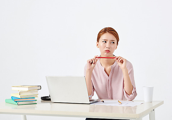 포토 JPG 스튜디오촬영 우먼라이프 응시 여자 포즈 생각 실내 한명 들기 누끼 사람 앉기 상반신 20대 성인 앞모습 책 노트북 청춘 연필 한국인 머그컵 구직 책상 고민 문서 취업준비생 빨간펜 책더미 싱글라이프 성인여자한명만 국내포토 1 라이프스타일 시선 감정 뷰포인트 가구 컨셉 모션 학용품 동양인 청년 내부 컵 전자제품 필기구 펜 무더기 여자한명만 성인여자만 파일형식