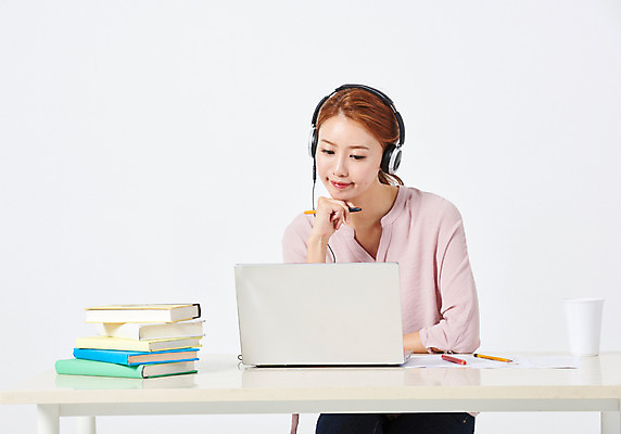 포토 JPG 스튜디오촬영 우먼라이프 응시 여자 포즈 실내 한명 누끼 사람 앉기 상반신 20대 성인 앞모습 책 노트북 청춘 연필 헤드셋 턱괴기 한국인 머그컵 구직 책상 문서 취업준비생 빨간펜 책더미 싱글라이프 성인여자한명만 국내포토 1 라이프스타일 시선 뷰포인트 음향기기 가구 컨셉 모션 학용품 동양인 청년 내부 컵 전자제품 필기구 펜 헤드폰 무더기 여자한명만 성인여자만 파일형식