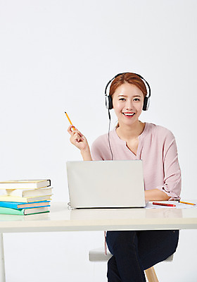 포토 JPG 스튜디오촬영 우먼라이프 응시 여자 포즈 실내 한명 미소 들기 누끼 사람 앉기 상반신 20대 성인 앞모습 책 노트북 청춘 연필 헤드셋 한국인 구직 다리꼬기 책상 취업준비생 빨간펜 책더미 싱글라이프 성인여자한명만 국내포토 1 라이프스타일 시선 뷰포인트 음향기기 가구 컨셉 모션 학용품 표정 동양인 청년 내부 전자제품 필기구 펜 헤드폰 무더기 여자한명만 성인여자만 파일형식