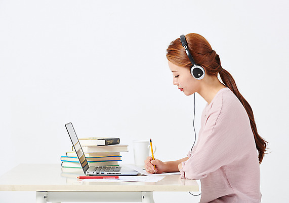 포토 JPG 스튜디오촬영 우먼라이프 응시 여자 포즈 실내 한명 누끼 사람 앉기 상반신 20대 성인 옆모습 책 노트북 청춘 연필 헤드셋 한국인 구직 기록 집중 책상 취업준비생 이력서 빨간펜 책더미 싱글라이프 성인여자한명만 국내포토 1 라이프스타일 시선 뷰포인트 음향기기 가구 컨셉 모션 학용품 동양인 청년 내부 전자제품 필기구 펜 헤드폰 무더기 여자한명만 성인여자만 파일형식