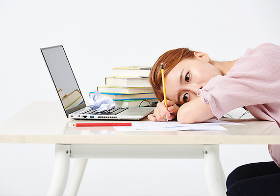 포토 JPG 스튜디오촬영 우먼라이프 응시 여자 엎드리기 포즈 실내 한명 누끼 사람 앉기 상반신 20대 성인 옆모습 책 노트북 청춘 연필 한국인 구직 기록 좌절 책상 취업준비생 이력서 빨간펜 구김 책더미 힘듦 싱글라이프 성인여자한명만 국내포토 1 라이프스타일 시선 감정 뷰포인트 가구 컨셉 모션 학용품 동양인 청년 내부 전자제품 필기구 펜 무더기 여자한명만 성인여자만 파일형식