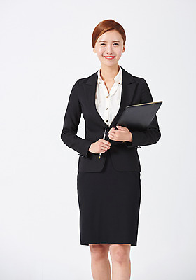포토 JPG 스튜디오촬영 우먼라이프 여자 포즈 실내 한명 서기 들기 누끼 사람 상반신 20대 성인 앞모습 청춘 볼펜 한국인 직장인 비즈니스우먼 치마정장 결재판 오피스룩 성인여자한명만 국내포토 직업 1 라이프스타일 옷 뷰포인트 컨셉 비즈니스 모션 동양인 정장 청년 내부 치마 펜 결재 여자한명만 성인여자만 파일형식