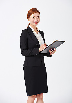 포토 JPG 스튜디오촬영 우먼라이프 응시 여자 포즈 실내 한명 서기 미소 들기 누끼 사람 상반신 20대 성인 옆모습 청춘 볼펜 한국인 직장인 비즈니스우먼 치마정장 결재판 오피스룩 성인여자한명만 국내포토 직업 1 라이프스타일 시선 옷 뷰포인트 컨셉 비즈니스 모션 표정 동양인 정장 청년 내부 치마 펜 결재 여자한명만 성인여자만 파일형식