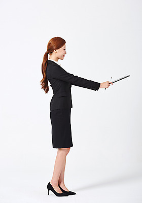 포토 JPG 스튜디오촬영 전신 우먼라이프 응시 여자 포즈 실내 한명 서기 미소 들기 누끼 사람 손짓 20대 성인 옆모습 청춘 볼펜 한국인 직장인 비즈니스우먼 손내밀기 치마정장 결재판 오피스룩 성인여자한명만 국내포토 직업 1 라이프스타일 시선 옷 뷰포인트 컨셉 비즈니스 모션 표정 동양인 정장 청년 내부 치마 펜 결재 여자한명만 성인여자만 파일형식