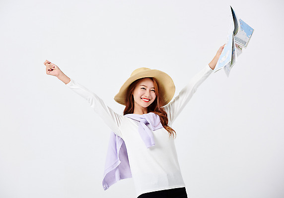 포토 JPG 스튜디오촬영 우먼라이프 응시 여자 여행 포즈 지도 실내 한명 서기 미소 들기 누끼 사람 상반신 20대 성인 취미 앞모습 캐주얼 청춘 손들기 한국인 스웨터 즐거움 챙모자 싱글라이프 성인여자한명만 욜로라이프 국내포토 모자_잡화 1 라이프스타일 시선 옷 감정 뷰포인트 컨셉 상의 모션 표정 동양인 청년 내부 여자한명만 성인여자만 파일형식