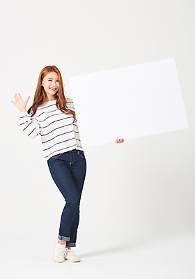 포토 JPG 스튜디오촬영 전신 우먼라이프 배너 응시 여자 포즈 사각프레임 프레임 광고판 실내 손바닥 한명 서기 미소 들기 누끼 사람 손짓 20대 성인 앞모습 캐주얼 청춘 손들기 한국인 알림 성인여자한명만 국내포토 1 라이프스타일 손 시선 옷 뷰포인트 컨셉 모션 알림판 표정 동양인 청년 내부 사각형 판 여자한명만 성인여자만 파일형식