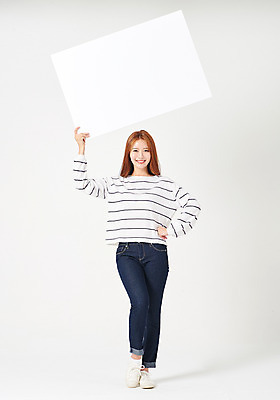 포토 JPG 스튜디오촬영 전신 우먼라이프 배너 응시 여자 허리손 포즈 사각프레임 프레임 광고판 실내 한명 서기 미소 들기 누끼 사람 손짓 20대 성인 앞모습 캐주얼 청춘 한국인 알림 머리위 성인여자한명만 국내포토 1 라이프스타일 시선 옷 뷰포인트 컨셉 모션 알림판 표정 동양인 청년 내부 사각형 판 여자한명만 성인여자만 파일형식 도형 인종 생활 여자만 성인만