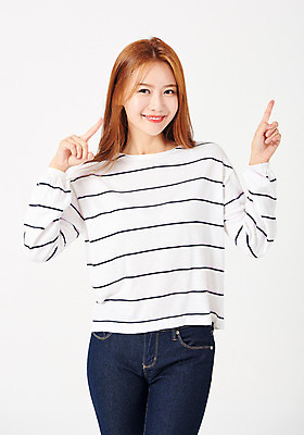 포토 JPG 스튜디오촬영 우먼라이프 응시 여자 포즈 손가락 실내 한명 서기 미소 누끼 사람 손짓 상반신 20대 성인 앞모습 캐주얼 청춘 손들기 한국인 가리킴 성인여자한명만 국내포토 1 라이프스타일 손 시선 옷 뷰포인트 컨셉 모션 표정 동양인 청년 내부 여자한명만 성인여자만 파일형식