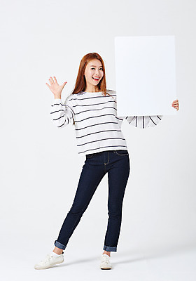 포토 JPG 스튜디오촬영 전신 우먼라이프 배너 응시 여자 포즈 사각프레임 프레임 광고판 실내 손바닥 한명 서기 미소 들기 누끼 사람 손짓 20대 성인 앞모습 캐주얼 청춘 손들기 한국인 알림 성인여자한명만 국내포토 1 라이프스타일 손 시선 옷 뷰포인트 컨셉 모션 알림판 표정 동양인 청년 내부 사각형 판 여자한명만 성인여자만 파일형식