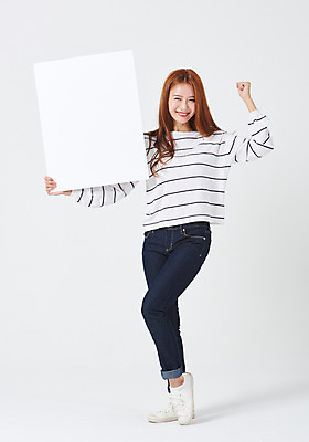 포토 JPG 스튜디오촬영 전신 우먼라이프 배너 응시 여자 포즈 사각프레임 프레임 광고판 실내 한명 서기 미소 들기 누끼 사람 손짓 20대 성인 앞모습 캐주얼 청춘 손들기 파이팅 주먹 한국인 자신감 알림 성인여자한명만 국내포토 1 라이프스타일 시선 옷 감정 뷰포인트 컨셉 모션 알림판 표정 동양인 청년 내부 사각형 판 여자한명만 성인여자만 파일형식