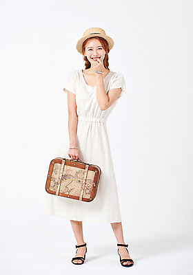 포토 JPG 스튜디오촬영 전신 우먼라이프 응시 원피스 여자 여행 포즈 실내 한명 서기 미소 들기 누끼 사람 20대 성인 취미 앞모습 청춘 여행가방 한국인 즐거움 챙모자 싱글라이프 성인여자한명만 욜로라이프 국내포토 모자_잡화 1 라이프스타일 시선 옷 감정 뷰포인트 컨셉 가방 모션 표정 동양인 청년 내부 여자한명만 성인여자만 파일형식