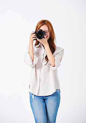 포토 JPG 스튜디오촬영 우먼라이프 응시 여자 여행 포즈 실내 한명 서기 들기 누끼 사람 상반신 20대 성인 취미 앞모습 캐주얼 청춘 카메라 사진촬영 한국인 즐거움 싱글라이프 성인여자한명만 욜로라이프 국내포토 1 라이프스타일 시선 옷 감정 뷰포인트 컨셉 모션 동양인 청년 내부 전자제품 촬영 여자한명만 성인여자만 파일형식