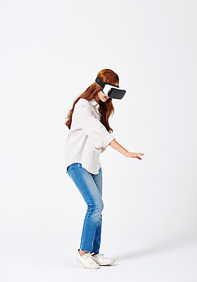 포토 JPG 스튜디오촬영 전신 우먼라이프 여자 포즈 미래 실내 한명 서기 미소 누끼 사람 손짓 20대 성인 취미 옆모습 캐주얼 청춘 한국인 체험 손내밀기 가상현실 성인여자한명만 오큘러스 4차산업 VR기기 미래산업 국내포토 1 라이프스타일 옷 산업 뷰포인트 컨셉 모션 표정 동양인 청년 내부 기계 여자한명만 성인여자만 파일형식