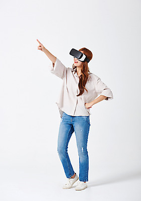 포토 JPG 스튜디오촬영 전신 우먼라이프 응시 여자 허리손 포즈 미래 실내 한명 서기 누끼 사람 손짓 20대 성인 취미 앞모습 캐주얼 청춘 손들기 한국인 가리킴 체험 가상현실 성인여자한명만 오큘러스 4차산업 VR기기 미래산업 국내포토 1 라이프스타일 시선 옷 산업 뷰포인트 컨셉 모션 동양인 청년 내부 기계 여자한명만 성인여자만 파일형식