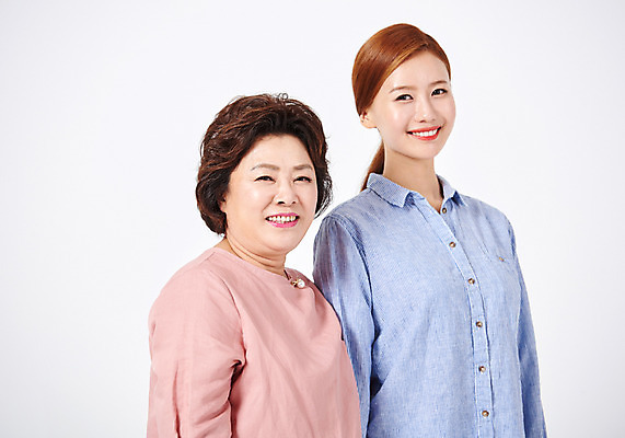 포토 JPG 스튜디오촬영 응시 여자 딸 중년 50대 가족 모녀 엄마 실내 서기 미소 사람 상반신 20대 성인 두명 옆모습 다정 한국인 흰배경 여자만 국내포토 시선 뷰포인트 백그라운드 컨셉 관계 모션 표정 동양인 청년 내부 흰색 파일형식