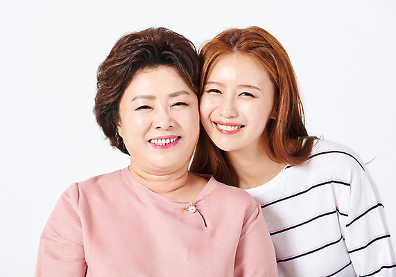 포토 JPG 스튜디오촬영 응시 여자 딸 중년 50대 가족 모녀 엄마 실내 서기 미소 사람 근접촬영 상반신 20대 성인 두명 앞모습 다정 한국인 흰배경 여자만 국내포토 시선 뷰포인트 백그라운드 컨셉 관계 모션 표정 동양인 청년 내부 흰색 파일형식