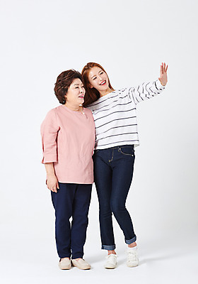포토 JPG 스튜디오촬영 전신 응시 여자 딸 중년 50대 허리손 가족 모녀 엄마 실내 서기 미소 사람 손짓 20대 성인 두명 앞모습 손들기 다정 한국인 흰배경 손인사 여자만 국내포토 시선 뷰포인트 포즈 백그라운드 컨셉 관계 모션 표정 동양인 청년 내부 흰색 인사 파일형식