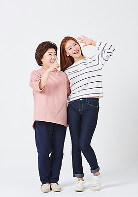 포토 JPG 스튜디오촬영 전신 응시 여자 딸 중년 50대 허리손 포즈 가족 모녀 엄마 실내 서기 미소 사람 손짓 20대 성인 두명 앞모습 손들기 다정 한국인 가리킴 흰배경 여자만 국내포토 시선 뷰포인트 백그라운드 컨셉 관계 모션 표정 동양인 청년 내부 흰색 파일형식