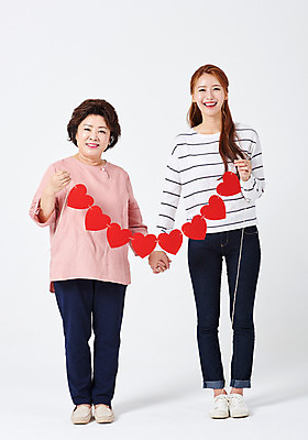 포토 JPG 스튜디오촬영 전신 응시 여자 딸 중년 50대 가족 모녀 엄마 실내 서기 미소 들기 사람 20대 성인 두명 앞모습 손잡기 다정 한국인 하트 흰배경 가랜드 여자만 국내포토 모양 시선 뷰포인트 백그라운드 컨셉 관계 모션 표정 동양인 청년 내부 흰색 파티용품 파일형식