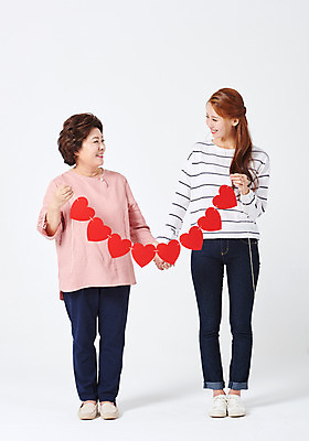 포토 JPG 스튜디오촬영 전신 응시 여자 딸 중년 50대 가족 모녀 엄마 실내 서기 미소 들기 사람 20대 성인 두명 앞모습 마주보기 손잡기 다정 한국인 하트 흰배경 가랜드 여자만 국내포토 모양 시선 뷰포인트 백그라운드 컨셉 관계 모션 표정 동양인 청년 내부 흰색 파티용품 파일형식