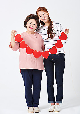 포토 JPG 스튜디오촬영 전신 응시 여자 딸 중년 50대 허리손 가족 모녀 엄마 실내 서기 미소 들기 사람 20대 성인 두명 앞모습 다정 한국인 하트 흰배경 가랜드 여자만 국내포토 모양 시선 뷰포인트 포즈 백그라운드 컨셉 관계 모션 표정 동양인 청년 내부 흰색 파티용품 파일형식