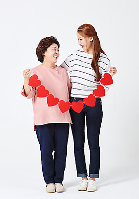포토 JPG 스튜디오촬영 전신 응시 여자 딸 중년 50대 허리손 가족 모녀 엄마 실내 서기 미소 들기 사람 20대 성인 두명 앞모습 마주보기 다정 한국인 하트 흰배경 가랜드 여자만 어깨에손 국내포토 모양 시선 뷰포인트 포즈 백그라운드 컨셉 관계 모션 표정 동양인 청년 내부 흰색 파티용품 파일형식
