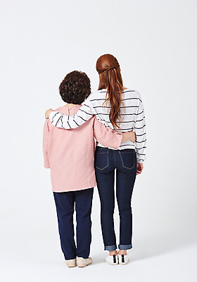 포토 JPG 스튜디오촬영 전신 여자 딸 중년 50대 허리손 가족 모녀 엄마 실내 서기 사람 20대 성인 두명 뒷모습 다정 한국인 흰배경 여자만 어깨에손 국내포토 뷰포인트 포즈 백그라운드 컨셉 관계 모션 동양인 청년 내부 흰색 파일형식