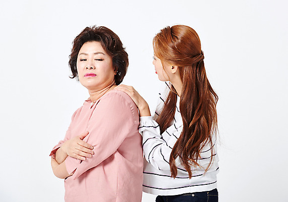 포토 JPG 스튜디오촬영 응시 여자 딸 중년 50대 가족 모녀 엄마 실내 서기 사람 상반신 20대 성인 두명 옆모습 팔짱 한국인 찡그림 외면 흰배경 갈등 삐침 여자만 어깨에손 국내포토 시선 감정 뷰포인트 백그라운드 관계 모션 표정 동양인 청년 내부 흰색 파일형식