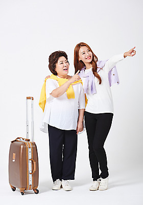 포토 JPG 스튜디오촬영 전신 응시 여자 딸 중년 50대 해외여행 여행 가족 모녀 엄마 실내 서기 미소 사람 20대 성인 두명 앞모습 캐리어 다정 한국인 가리킴 카디건 흰배경 여자만 국내포토 해외 시선 뷰포인트 백그라운드 컨셉 관계 모션 표정 동양인 손짓 청년 내부 여행가방 외투 흰색 파일형식